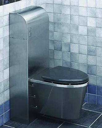 WC školjka uz metalne zidne pločice