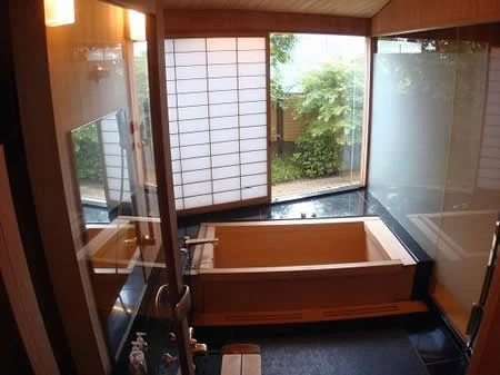 Tradicionalni materijali japanske kuće su bor, bambus i kamen.