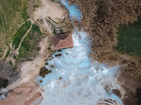 Pogled iz zraka na termalne kaskade Cascate del Mulino kod Saturnije